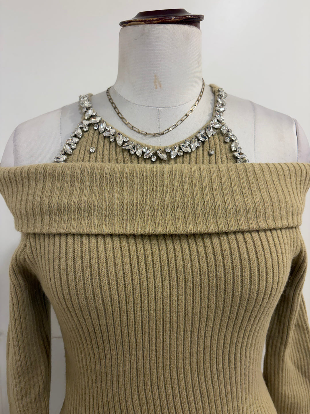 Anna cold shoulder knitted top